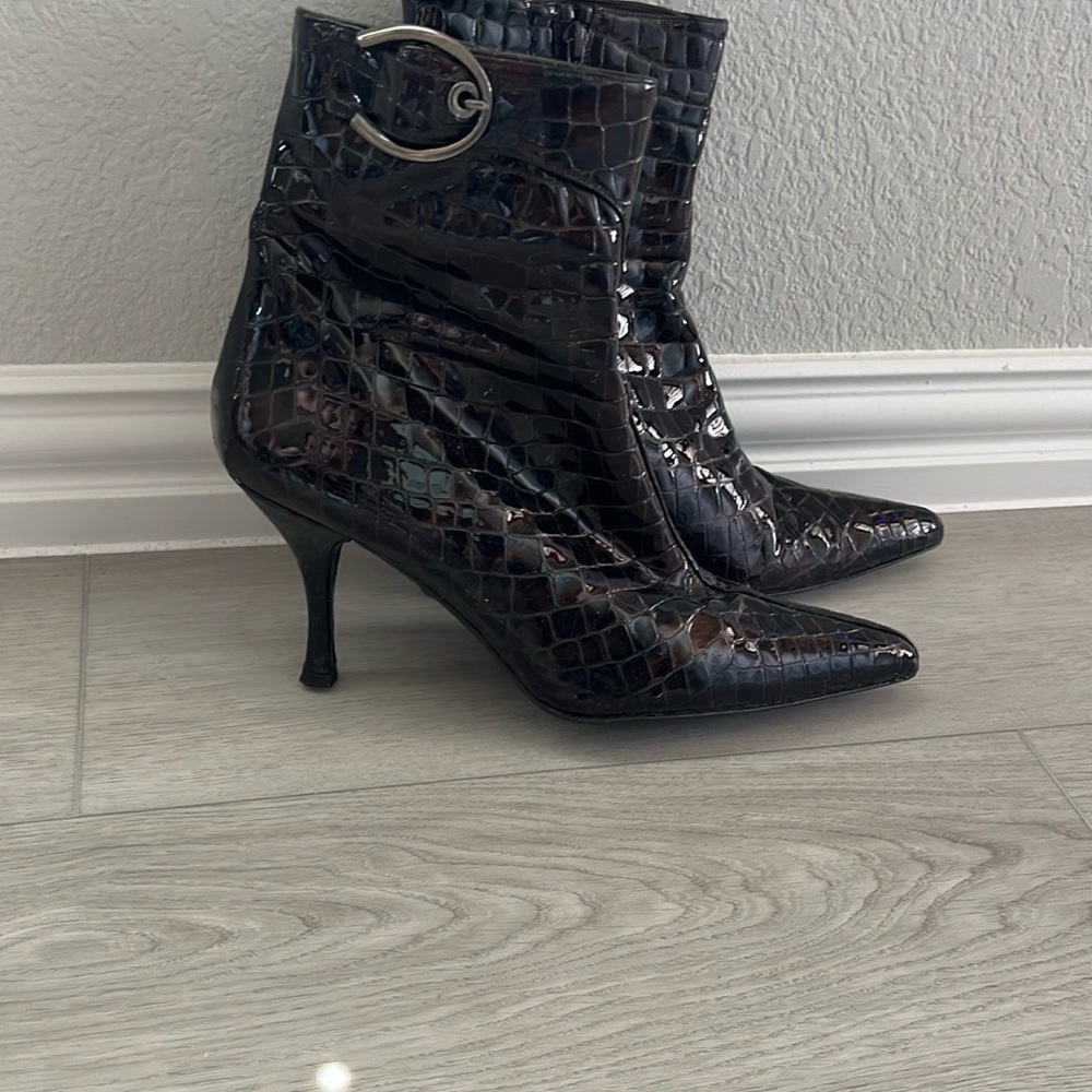 Stuart Weitzman Elegant Brown Crocodile-Embossed Ankle Boots